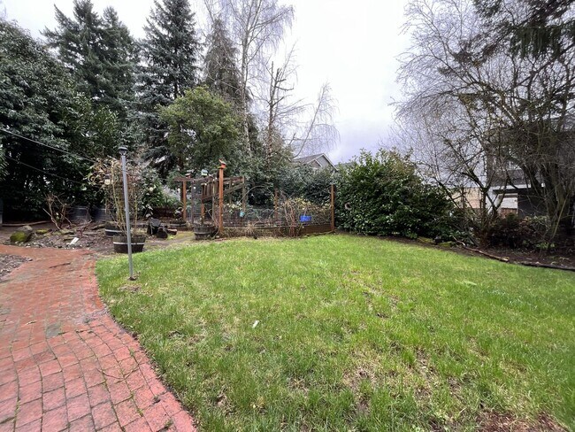 Building Photo - Vintage Urban Farmhouse 3 Bd 1 Bath home! Large bonus room & Balcony!  Surrounded by trees on lar...