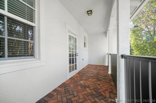 Building Photo - 948 NW 18th Ave