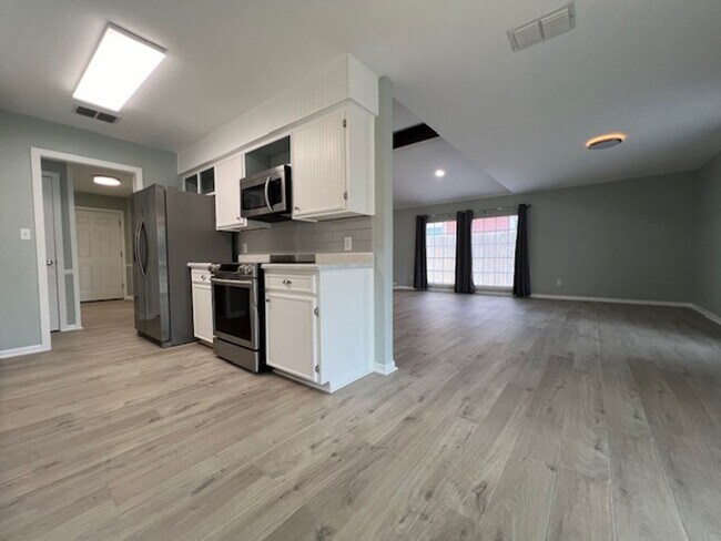 Building Photo - UPDATED HOME IN FLOUR BLUFF - OFFERING GRE...