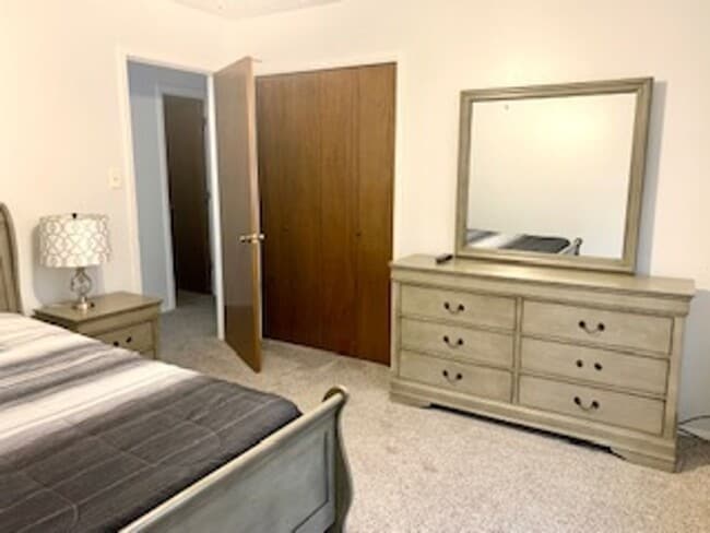 Building Photo - Beautiful  3 bedroom, 2 bath home with 2 c...