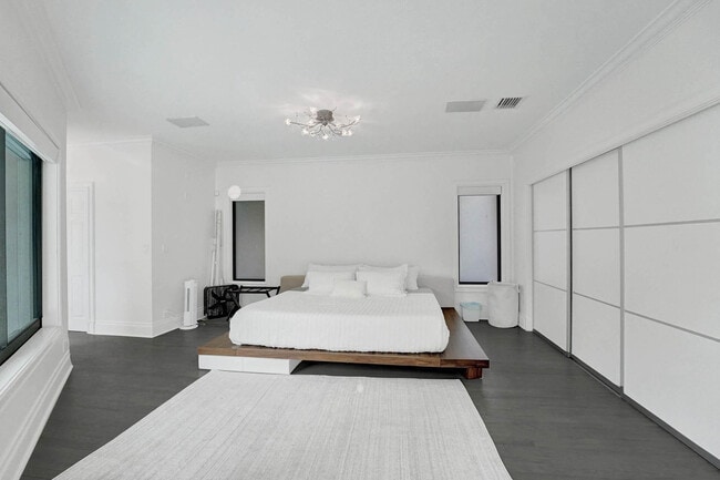 Building Photo - 614 Poinciana Dr