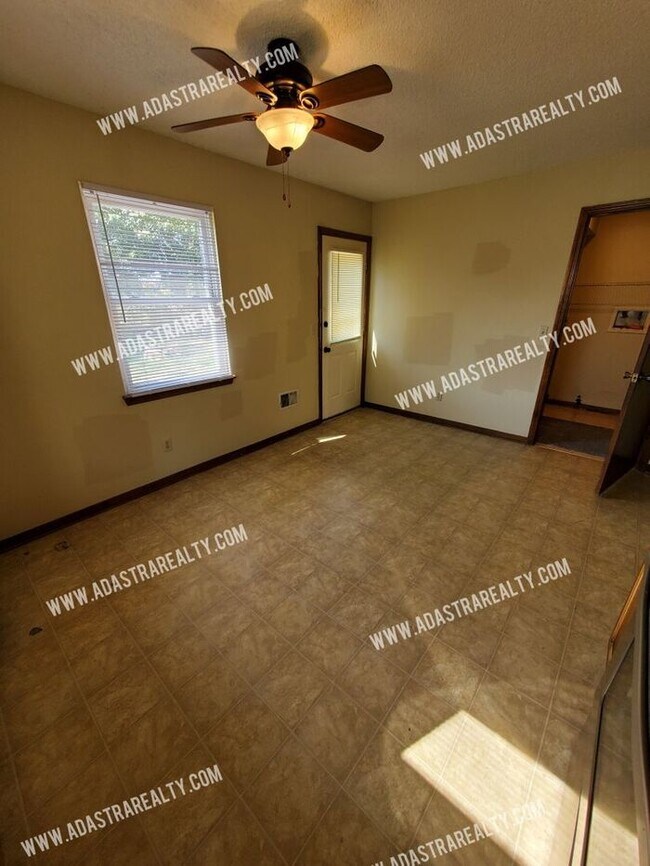 Building Photo - Spacious Duplex in Blue Valley-Available N...