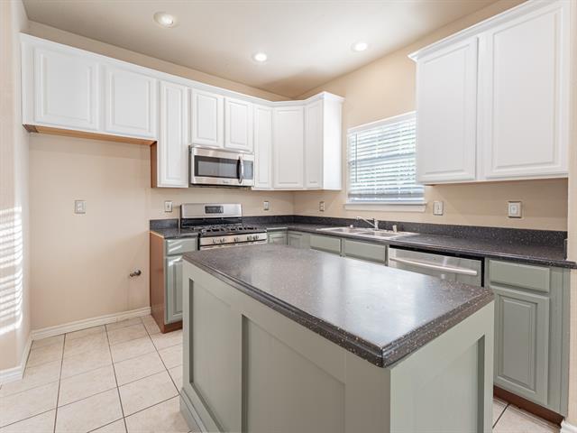 Building Photo - 210 Sendero Dr