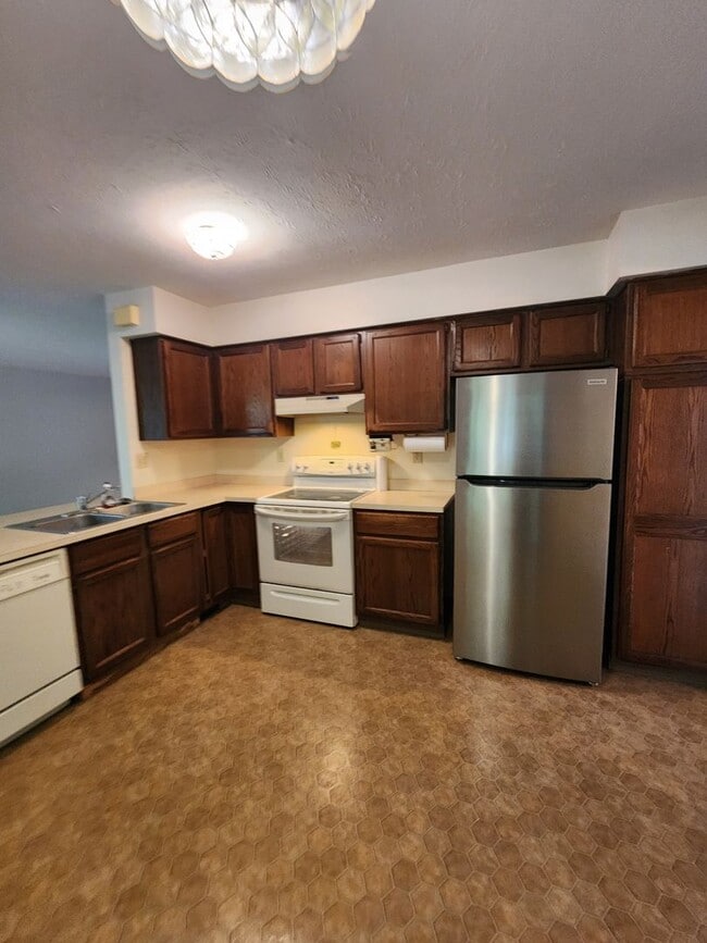 Building Photo - Spacious 3 Bedroom 3 Bathroom Home For Ren...