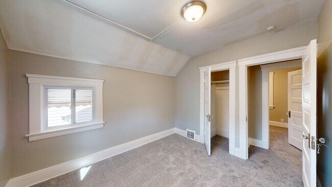 Building Photo - 3 Bed / 1 Bath in Cleveland!