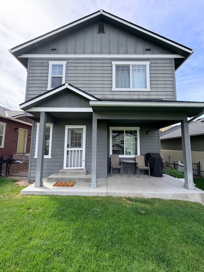 Building Photo - Short term, fully furnished home! 3 bed, 2.5 bath, central a/c, w/d, d/w, covered parking, great ...