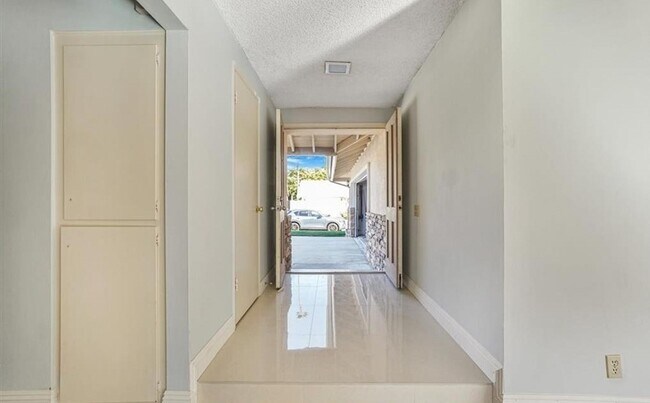Building Photo - 24121 El Tiradore Cir