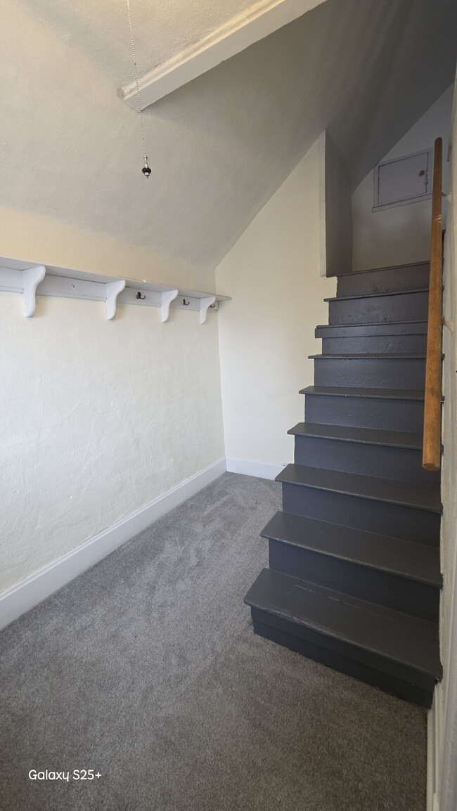 Building Photo - 6 Bed 2 bath FRESH PAINT - Single Family H...