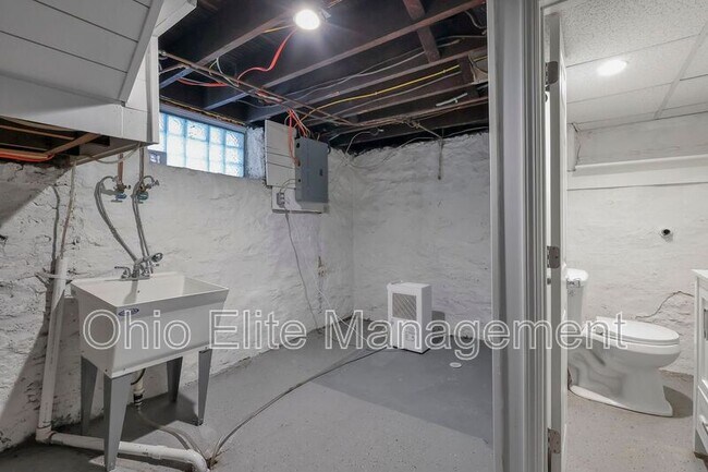 Building Photo - 618 Lilley Ave