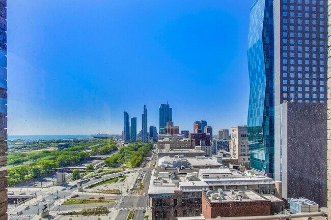 Building Photo - 330 S Michigan Ave