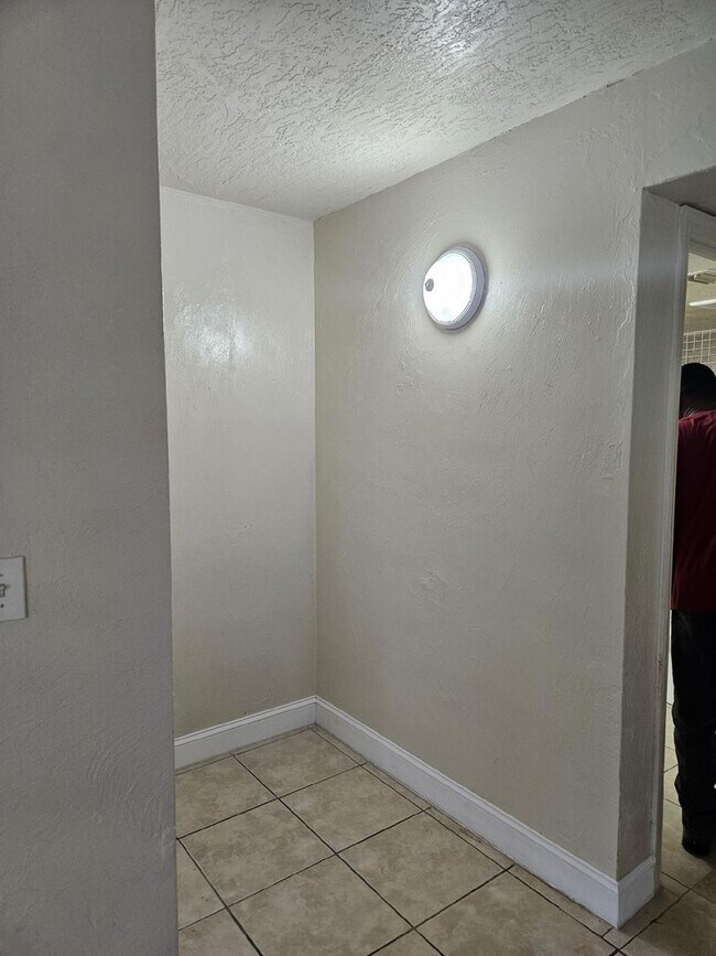 Building Photo - 1 BEDROOM 1 BATH NEWLY RENOVATED CONDO