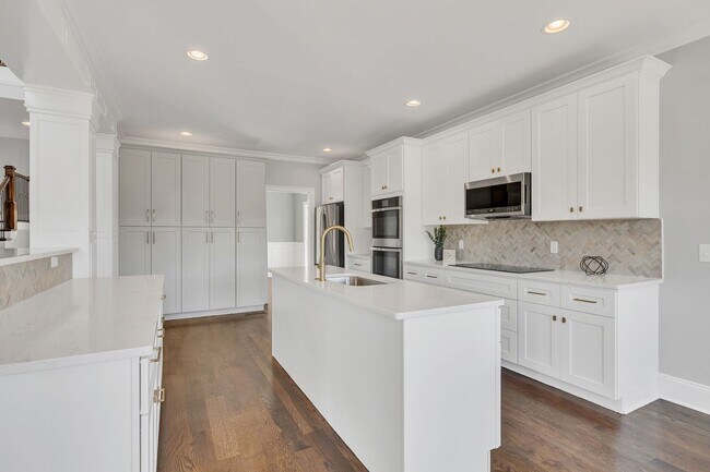 Building Photo - Luxury 4BR Home with River Views & Entertainer’s Bonus Room