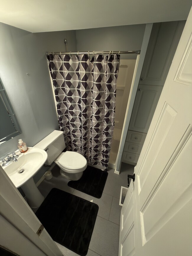 Building Photo - 560 Glen Pl