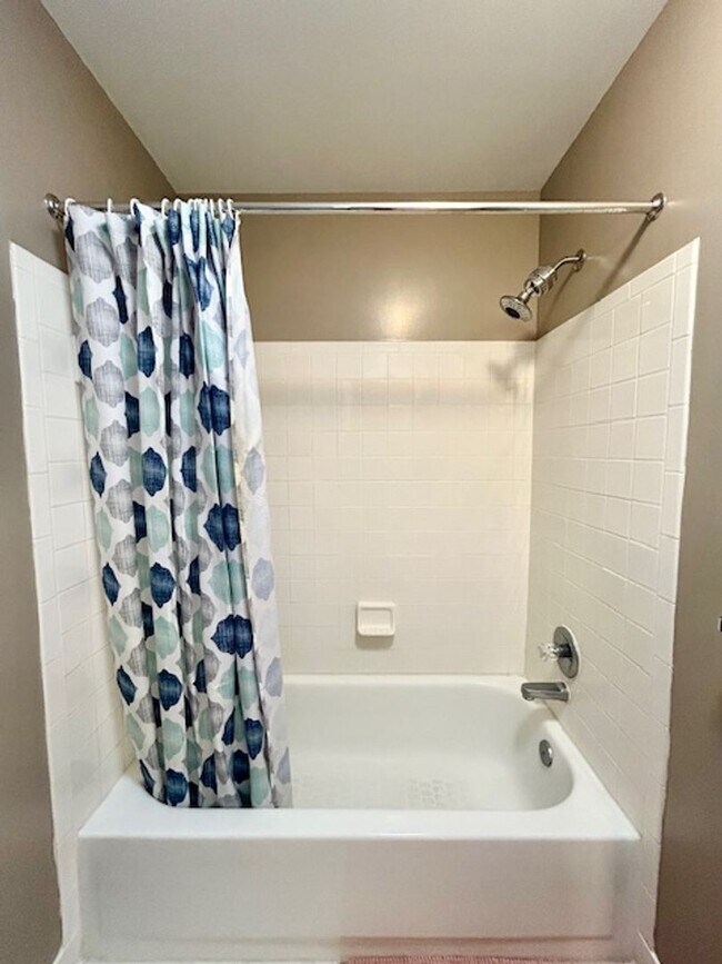 Building Photo - 5 Milestone Manor Ct