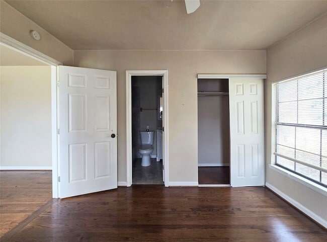 Building Photo - 12121 Hoblitzelle Dr