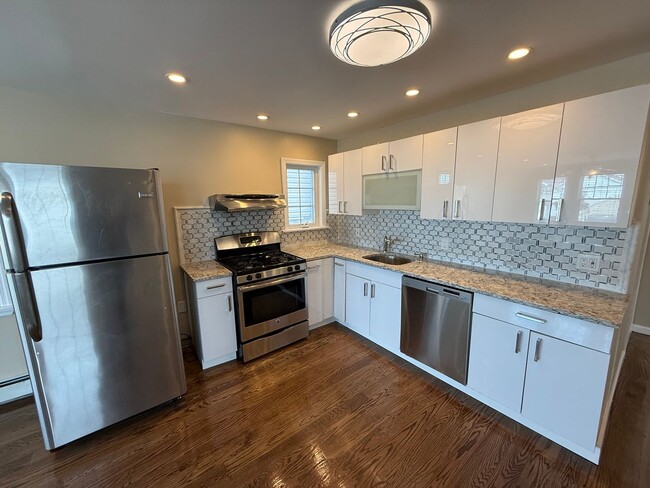 Building Photo - Mint 2 Bed/2 Bath Single-Family Home in Howard Beach!