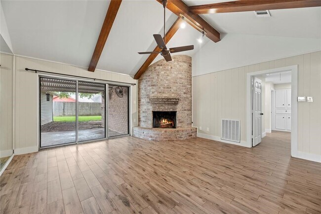 Building Photo - 2219 Briarview Dr