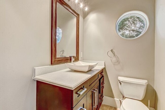 Building Photo - Stunning 5-Bedroom Pool Home on Nearly 2 A...