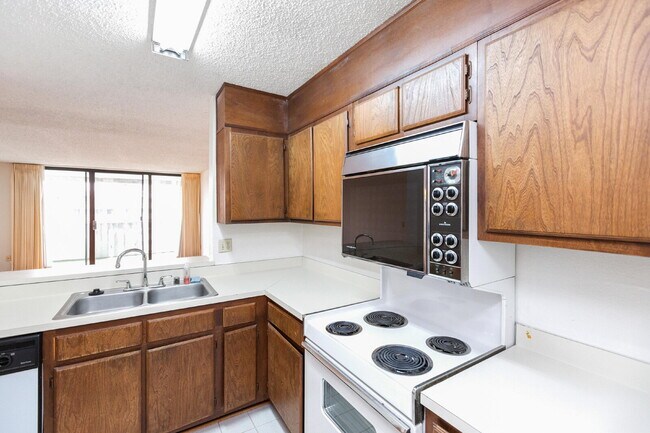 Building Photo - Amazing Opportunity to Rent this well Main...