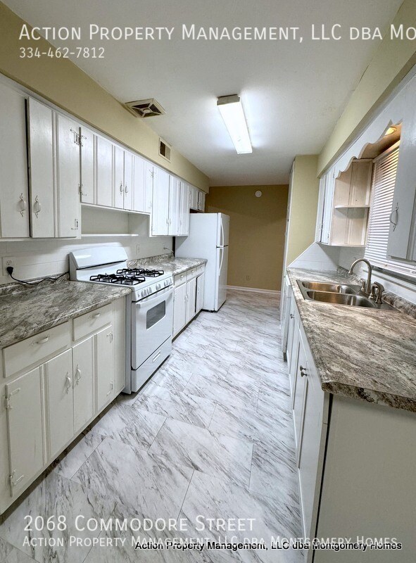 Building Photo - 2068 Commodore St