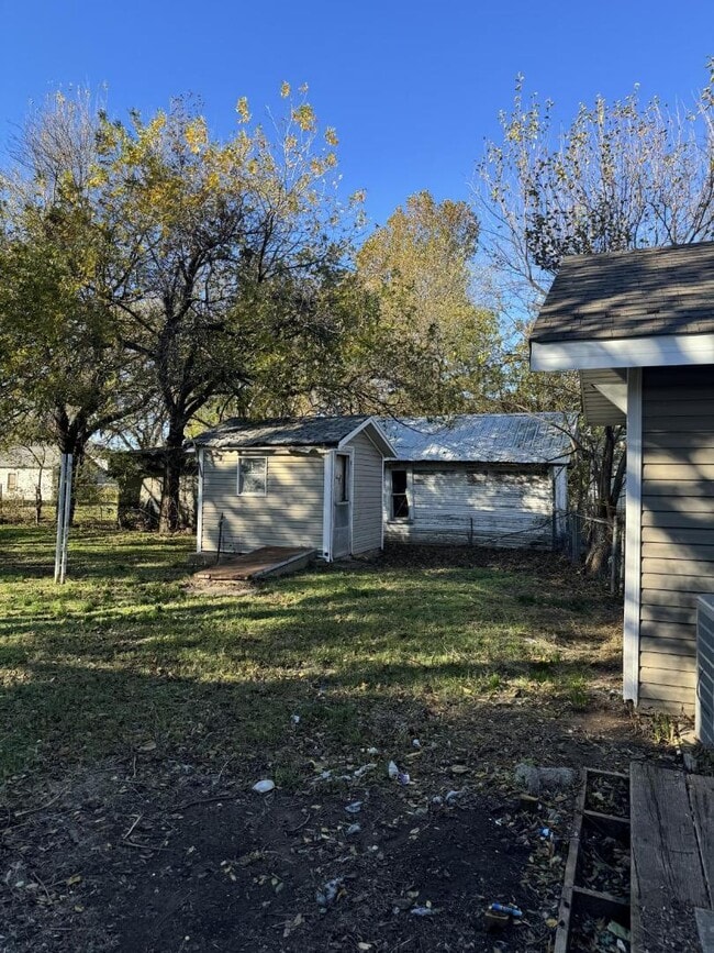 Building Photo - 835 E Walnut St