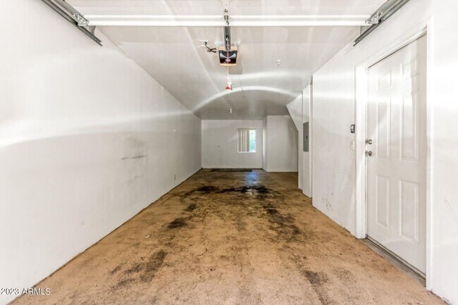 Building Photo - Amazing Townhome in Gated Community!