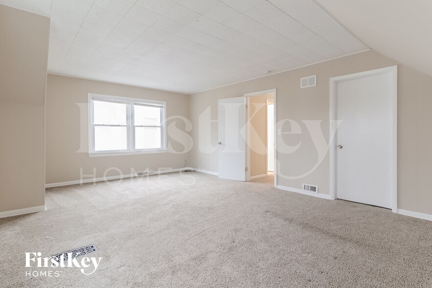 Building Photo - 301 E Division St