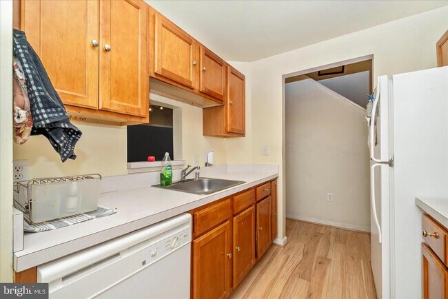 Building Photo - 6520 Lake Park Dr