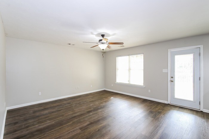 Building Photo - 1484 Collins Dr