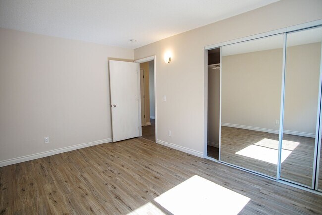 Building Photo - Great Refurbished Light & Bright 2Bed w/Private Entrance & Parking!
