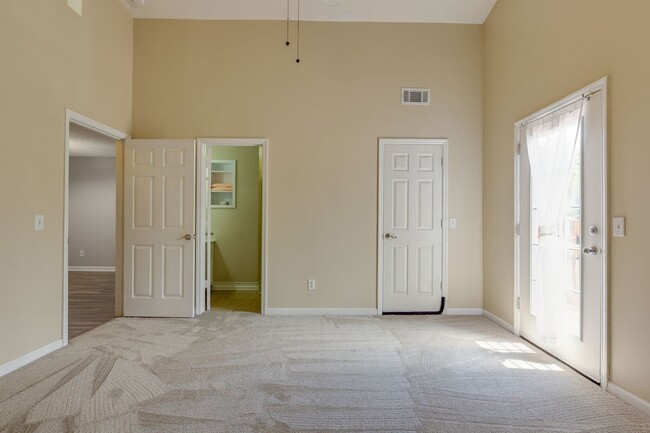 Building Photo - Adorable 2 bed/2 bath condo Hermitage