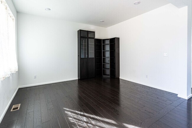 Building Photo - Available NOW! 4 Bedroom 3 Bath Beautiful Home