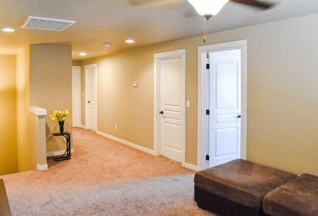 Building Photo - Spacious 5 Bed/2.5 Bath Single Family Home...