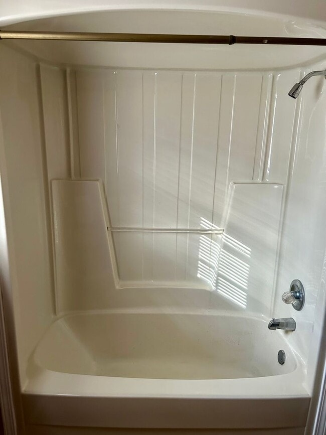 Building Photo - 613 E 16th St