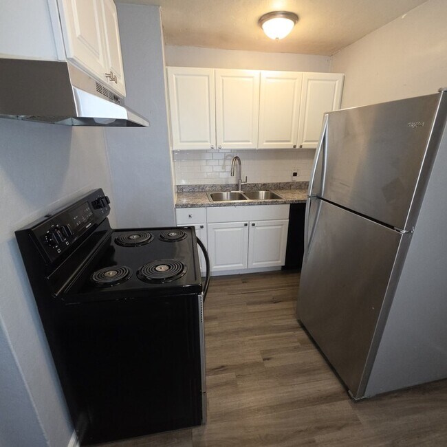 Building Photo - Cozy 3 bedrooms and 1 bath home located on Brooklane St in Raytown, MO.