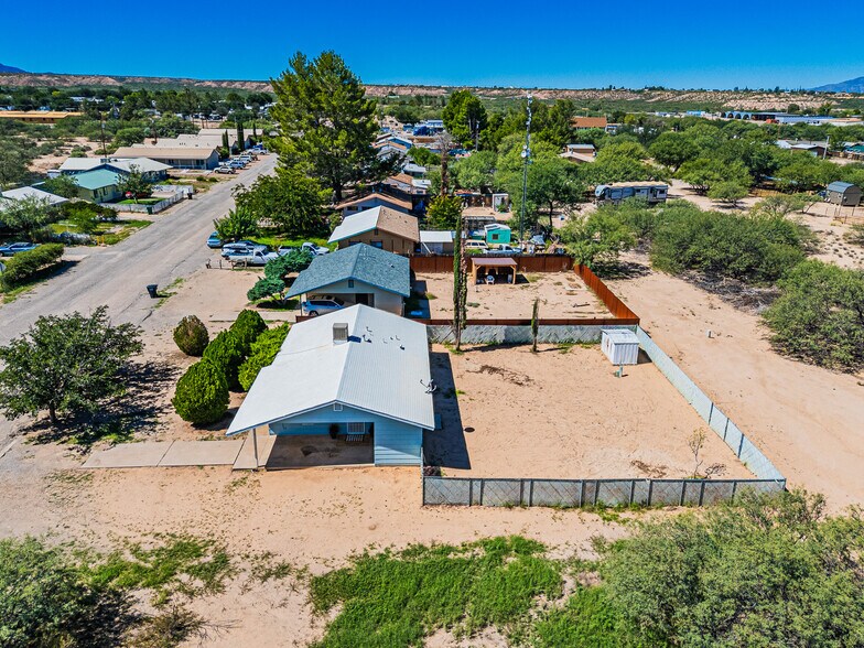 Building Photo - 785 E Country Club Dr