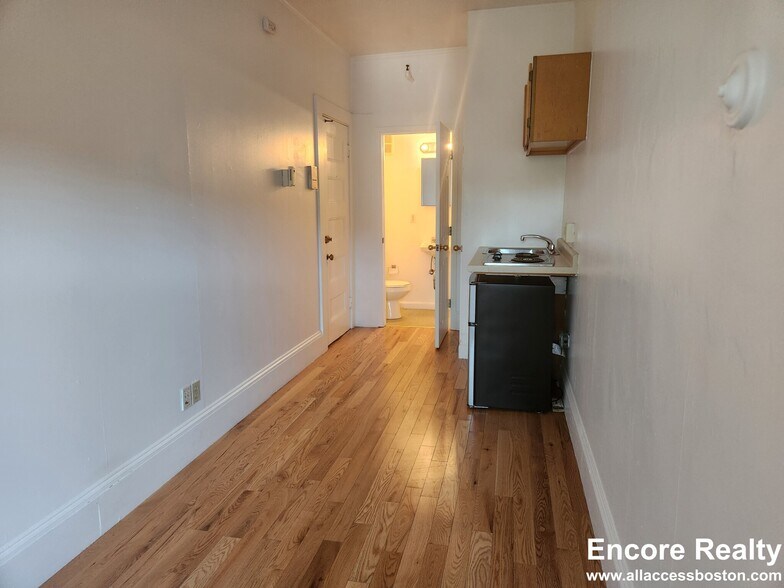 Building Photo - 1061 Beacon St