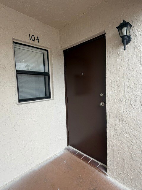 Building Photo - 9704 Hammocks Blvd