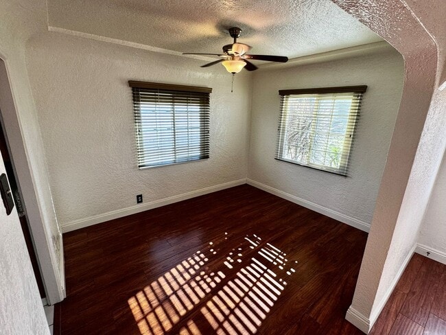 Building Photo - Beautiful Front House 2 Bed 1 Bath