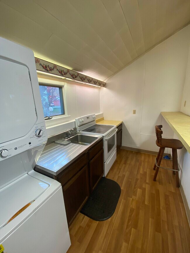 Building Photo - Chestnut Grove Village 11