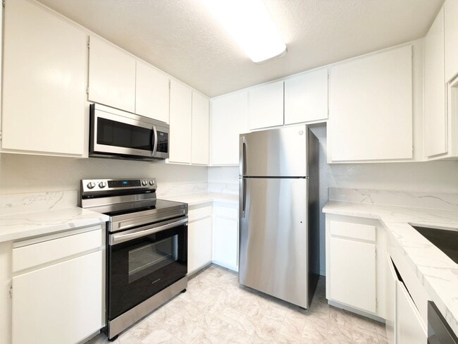 Building Photo - Upgraded Corner Unit w/ Balcony