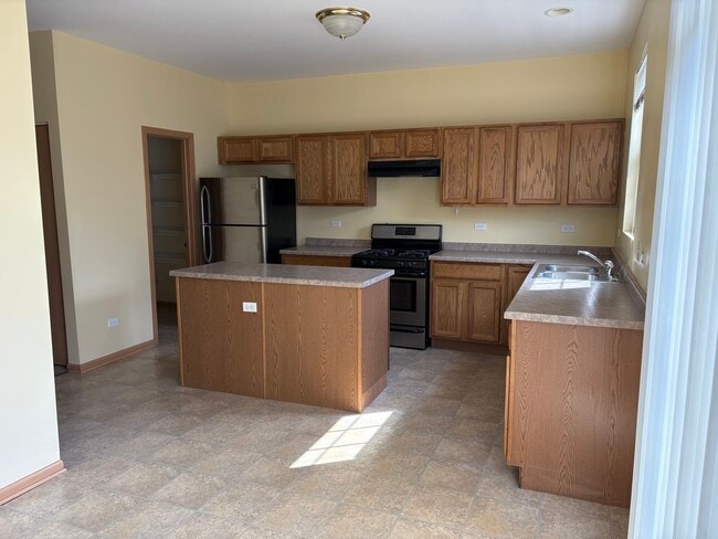 Building Photo - 250 S Alder Creek Dr