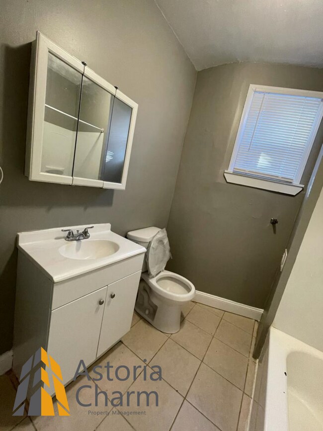 Building Photo - 3 Bedroom 1.5 Bath Spacious Bedrooms on Ashburton Street