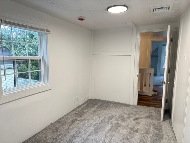 Building Photo - Newly Renovated 3 Bedroom 1.5 Bathroom Hom...
