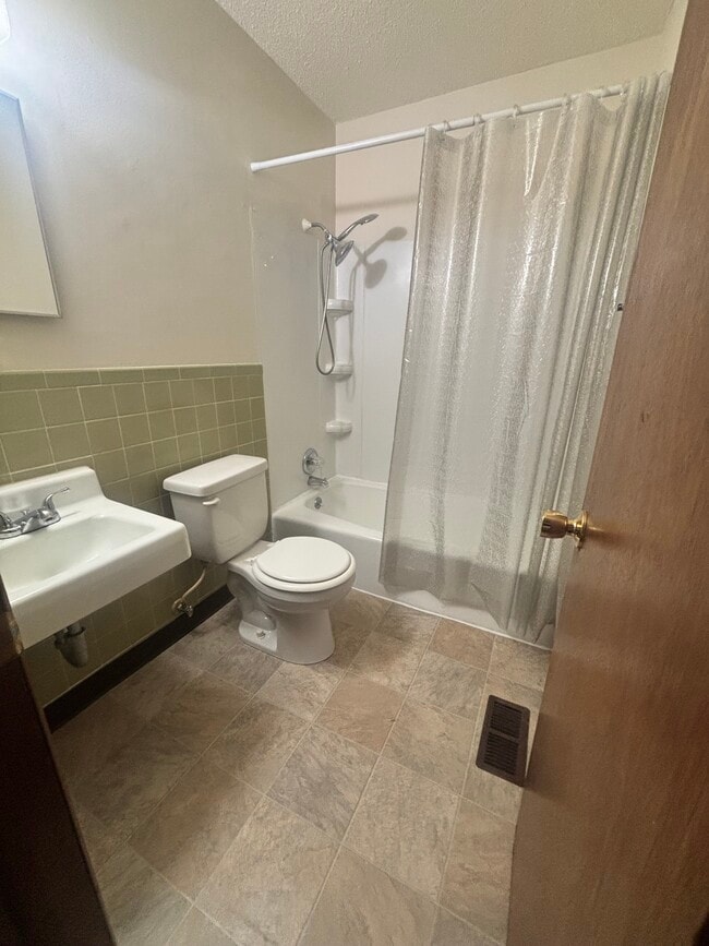 Building Photo - 316 E 2nd St