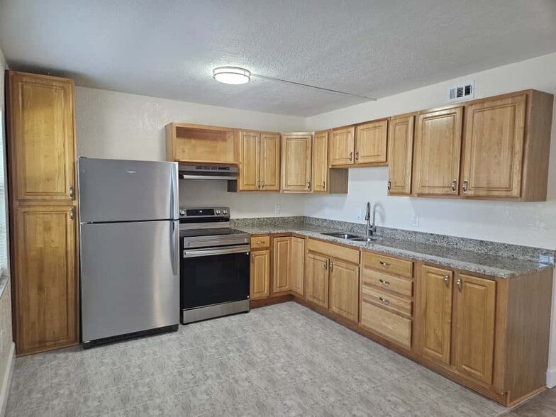 Primary Photo - 4414 N Clark Ave