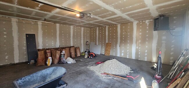 Building Photo - 1055 Kenmore Ave