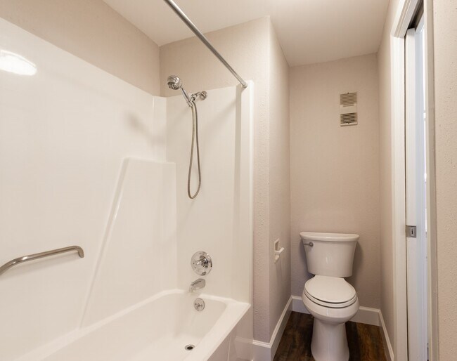 Building Photo - 401 Lakeside Ln