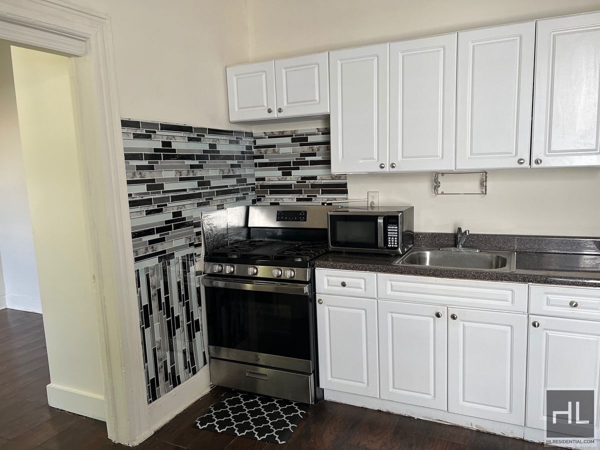 Building Photo - 3BR 1BA Sunny Corner Duplex w/ backyard