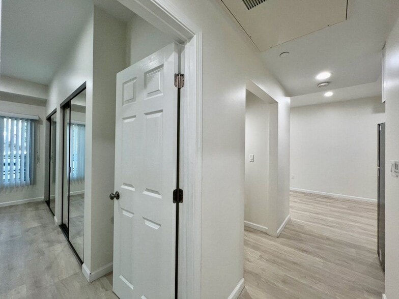 Building Photo - 1409 N Hobart Blvd